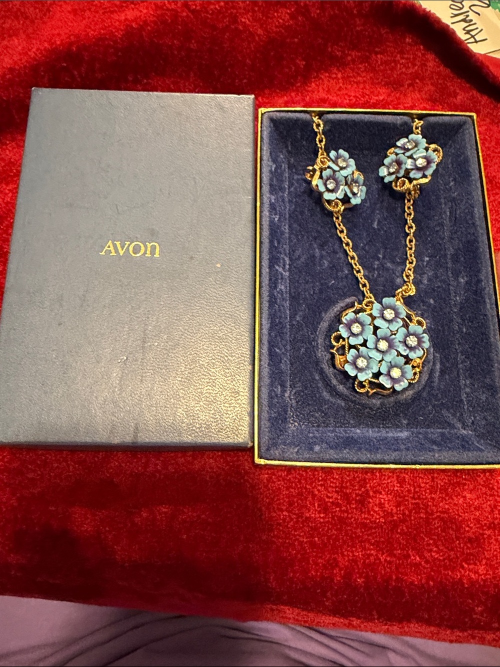 Avon Gold-Tone Blue Floral Necklace w Matching Earrings clip well made like new